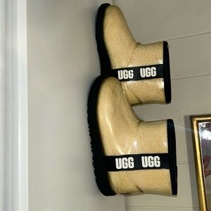 Kids Uggs size 1